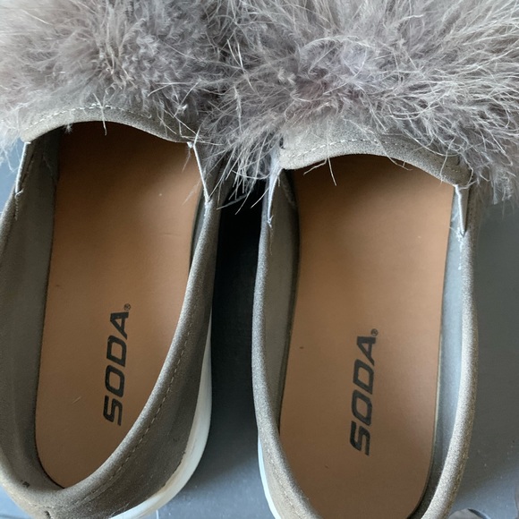$29🔥Grey sneakers with fur size 8US - Picture 4 of 5